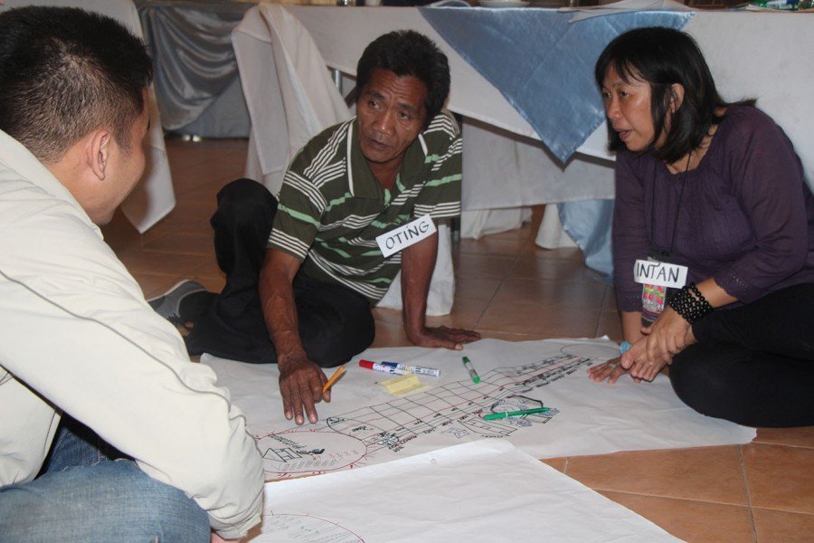 Ka Oting Villanueva (en la mitad de la foto) durante su programa de entrenamiento FALS
