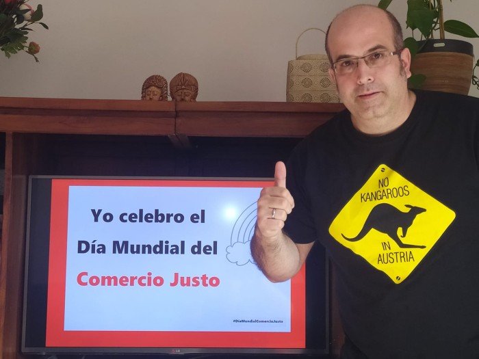 Joseba Larriba celebrando el Día Mundial del Comercio Justo desde casa en 2020
